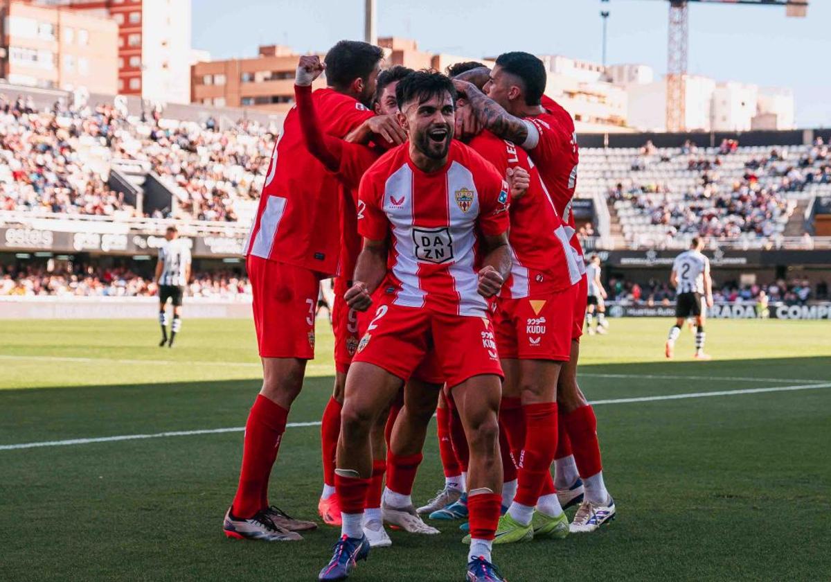 El equpo indálico celebra el primer gol en Carragonova.