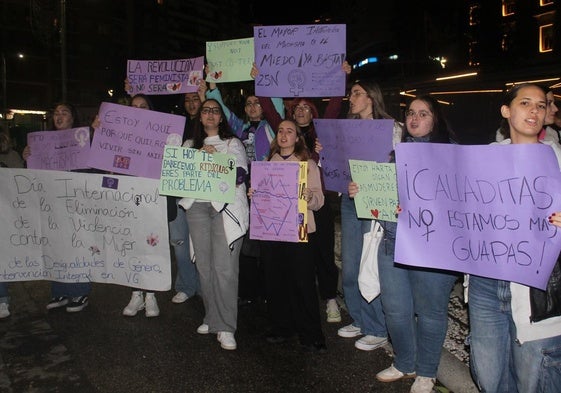 Mujeres con pancartas reivindicativas en la convocatoria de Feministas 8M.