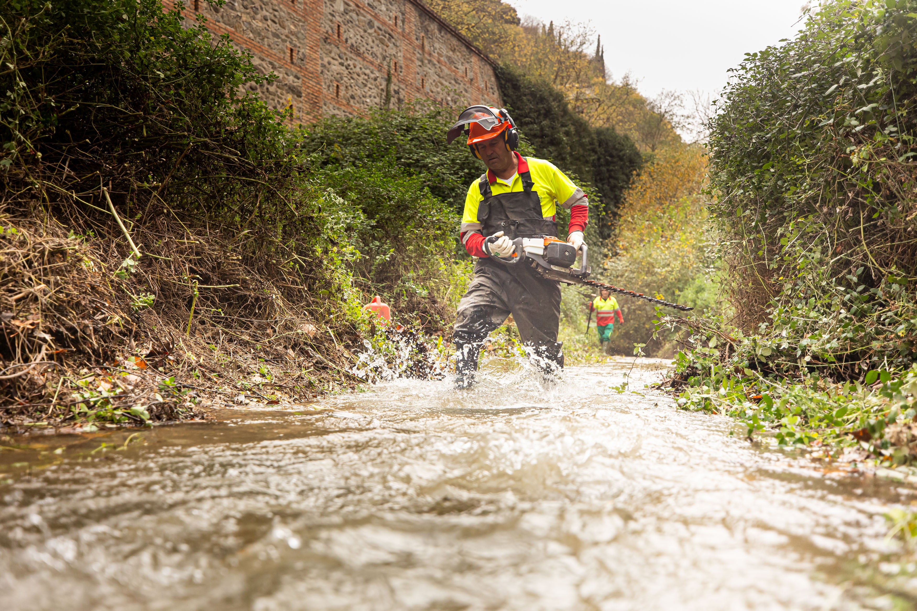Dentro de la limpieza del río Darro en Granada