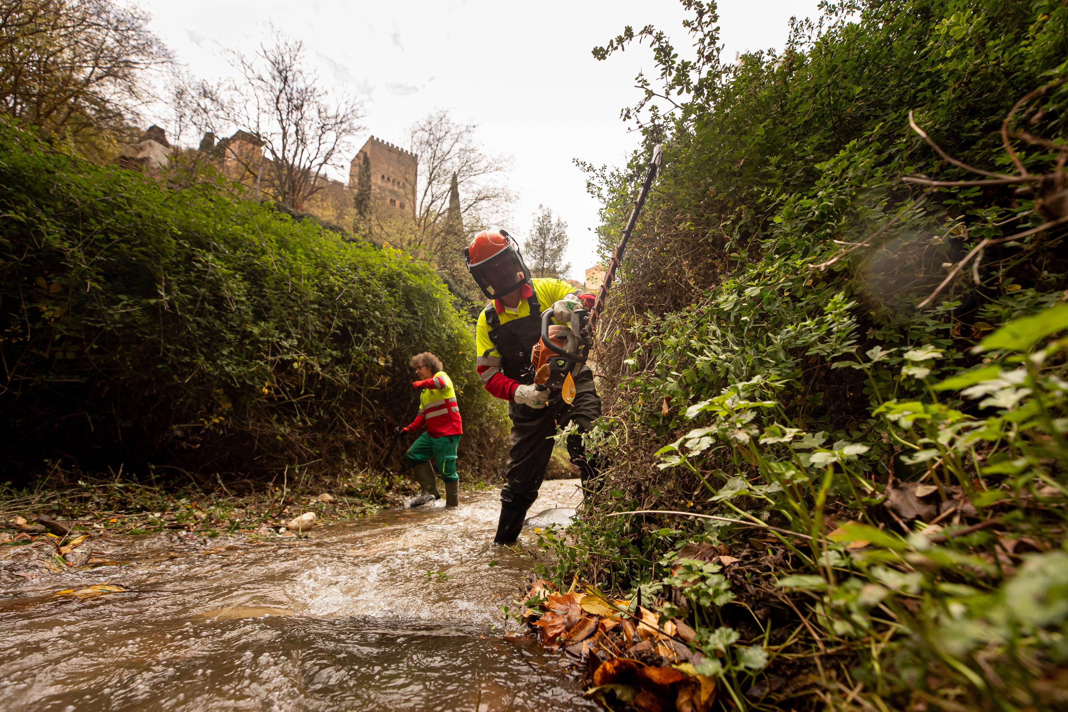 Dentro de la limpieza del río Darro en Granada