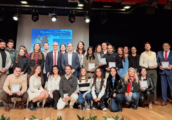 Foto de familia de los premiados con los representantes políticos de Ayuntamiento, la Diputación y Junta.