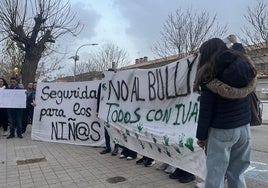 Protesta este lunes a las puertas del instituto de Iznalloz.