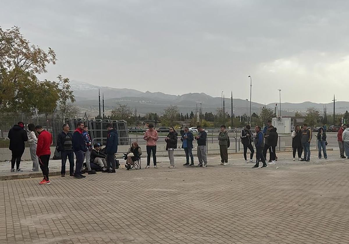 Colas de aficionados en Los Cármenes.