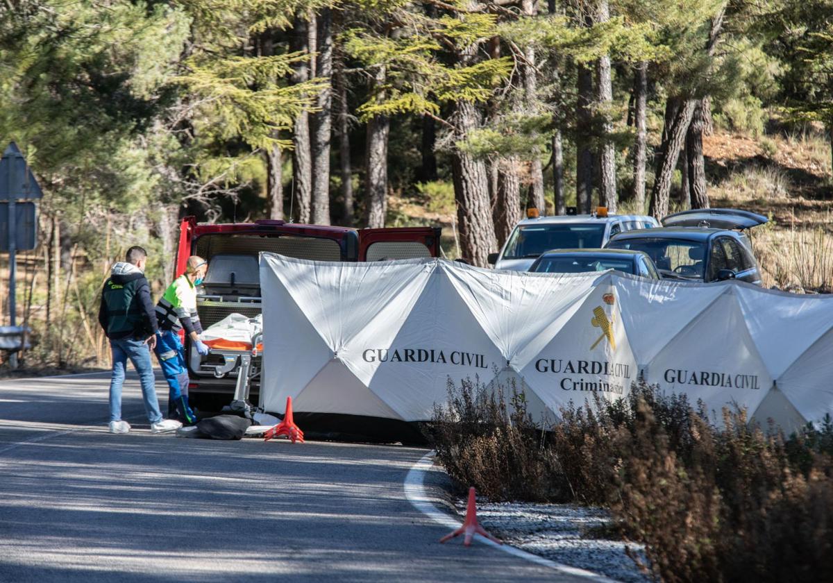 Los investigadores de la Guardia Civil trabajando sobre el lugar donde se encontró el cadáver.