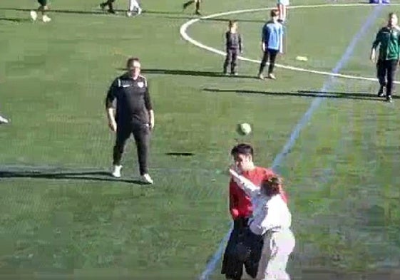 Momento en que una madre agrede al árbitro al término del partido entre el Alhendín y el Español Albolote de categoría alevín.