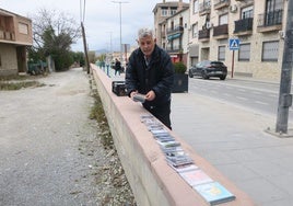 Jacinto García regaló buena parte de sus cedés a los transeúntes.