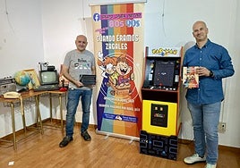 De izquierda a derecha, Alberto López y Alejandro Lendínez ultiman los preparativos de la exposición que se inaugurará tras la presentación del libro.