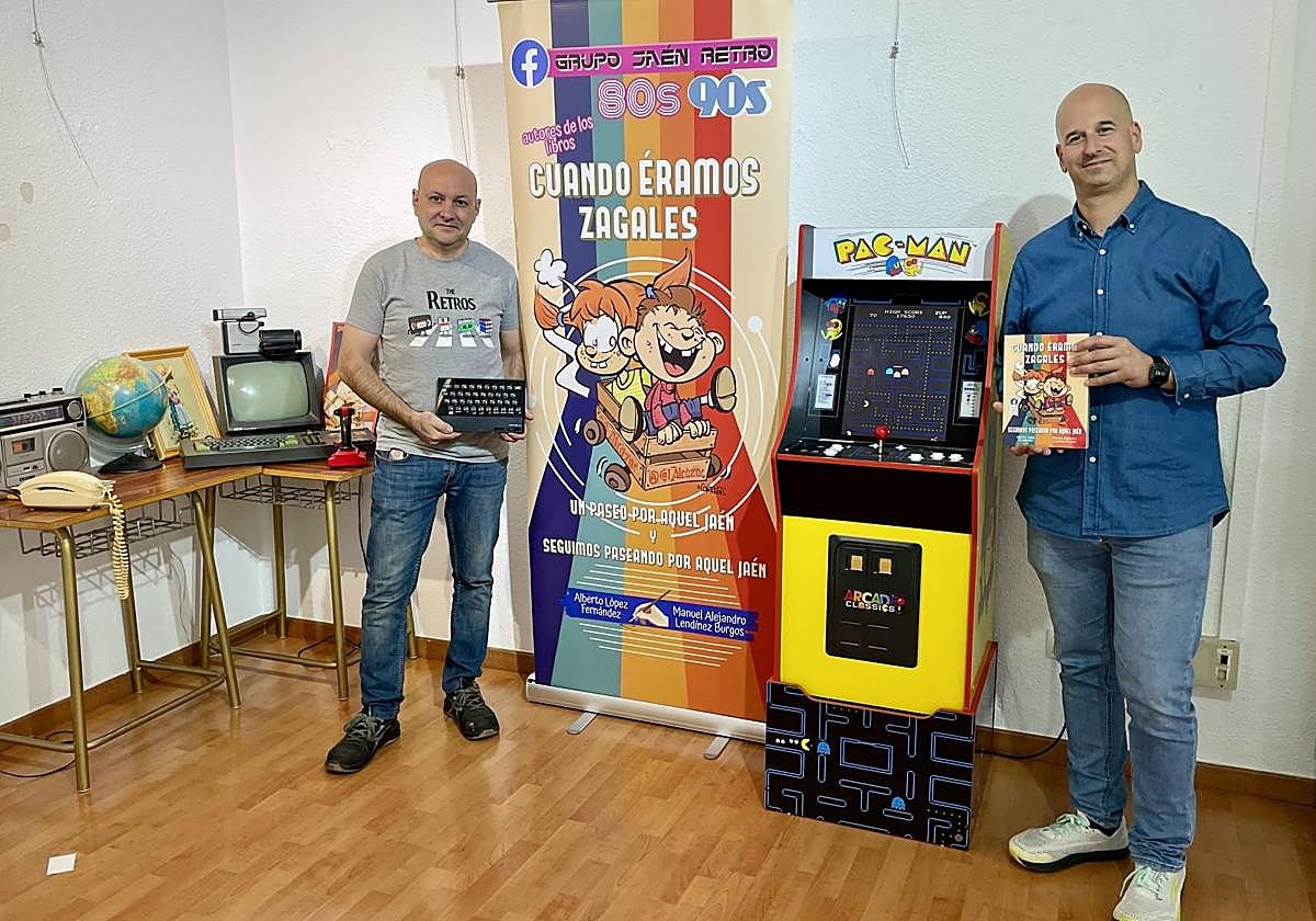 De izquierda a derecha, Alberto López y Alejandro Lendínez ultiman los preparativos de la exposición que se inaugurará tras la presentación del libro.