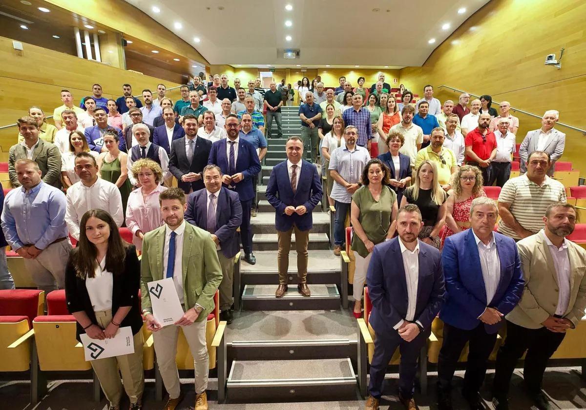 Los alcaldes reunidos en Diputación con el presidente, Francis Rodríguez.