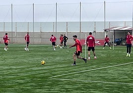 Ricard, entre sus compañeros, durante el entreno.