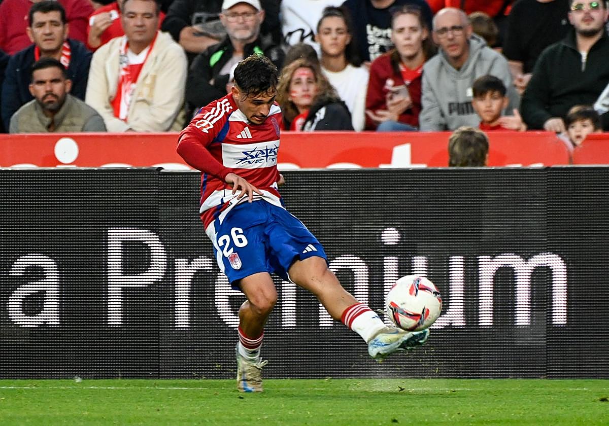 Rodelas mete un centro.