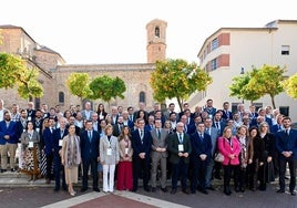 Foto de familia de los participantes en e II Encuentro de alto nivel de la Red de Ciudades Industriales de Andalucía.