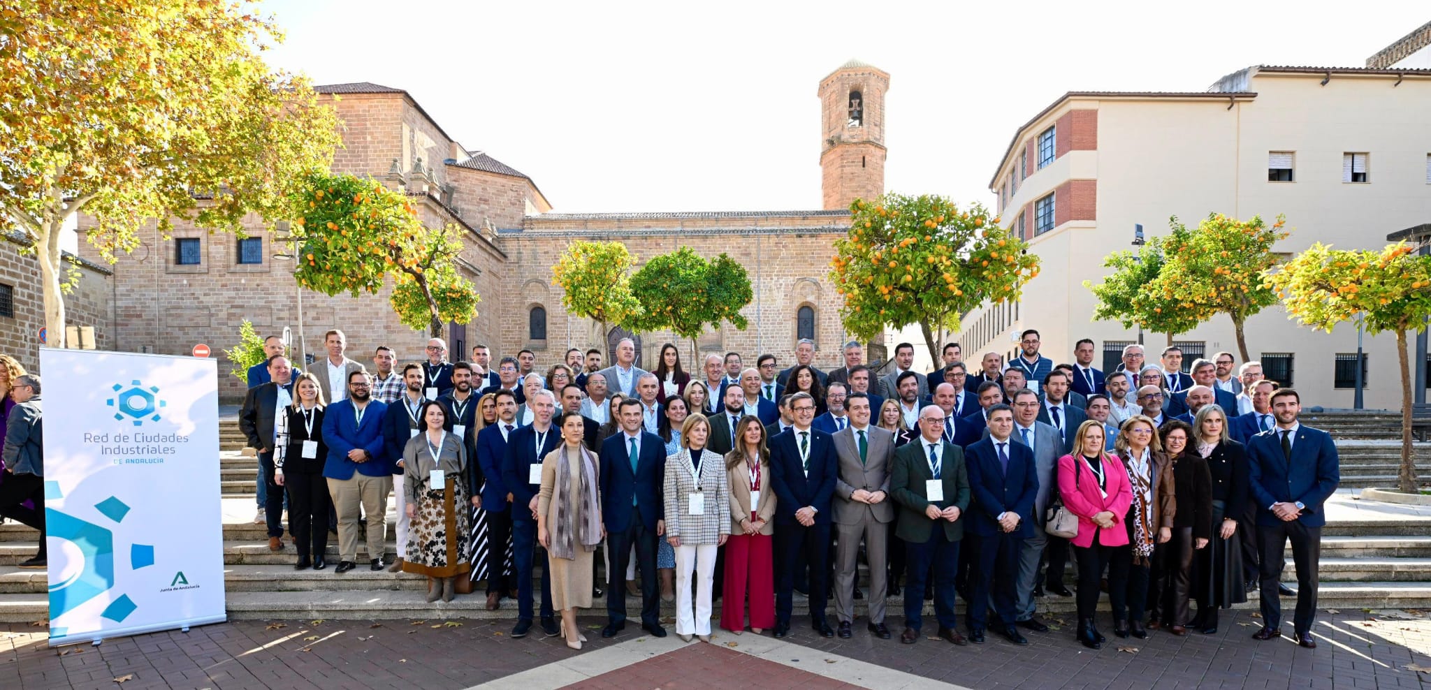 Foto de familia de los participantes en e II Encuentro de alto nivel de la Red de Ciudades Industriales de Andalucía.