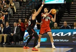 Sergi García busca un pase ante Zoran Dragic, del Surne Bilbao.