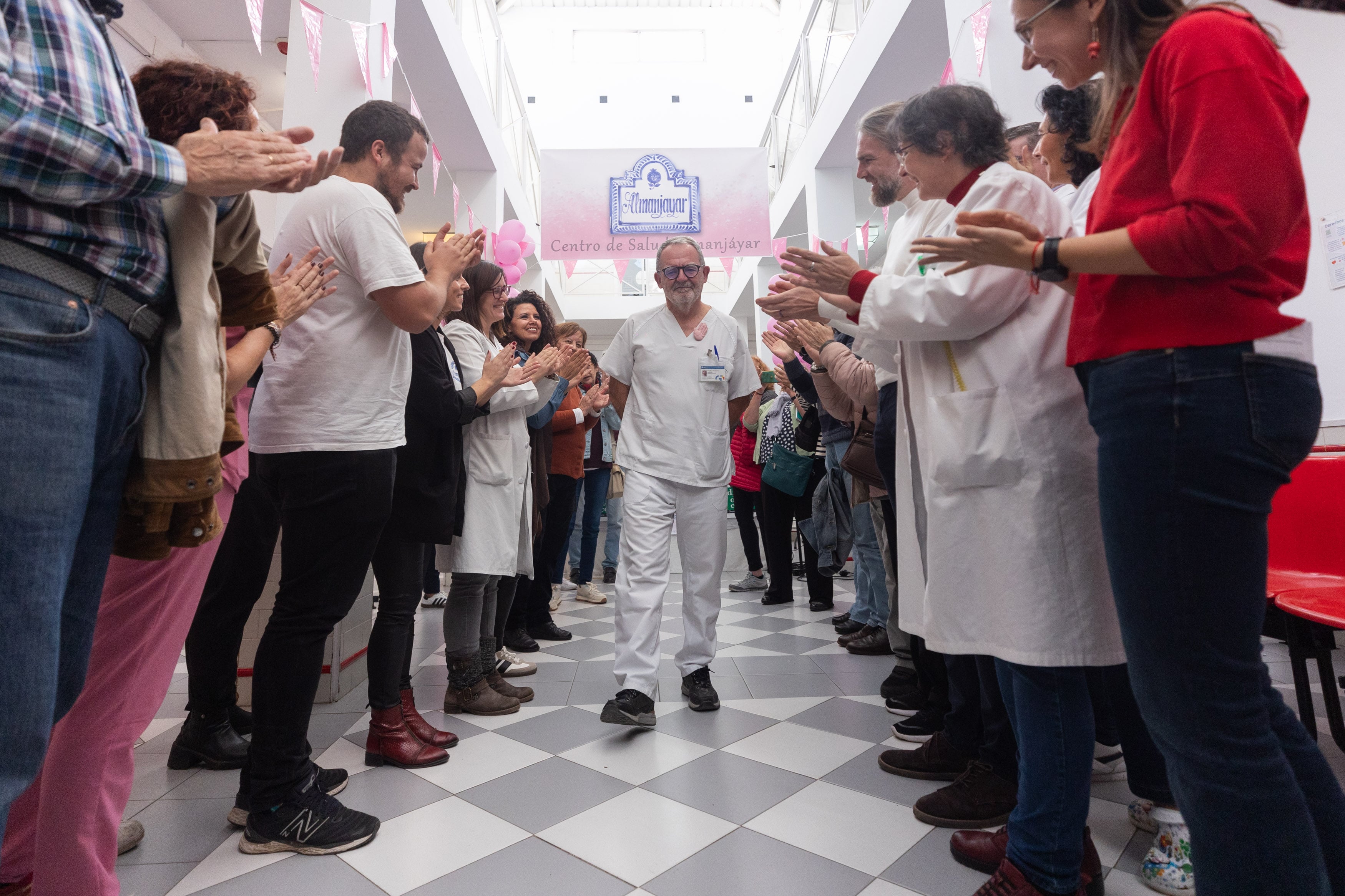 El doctor recibe el homenaje.