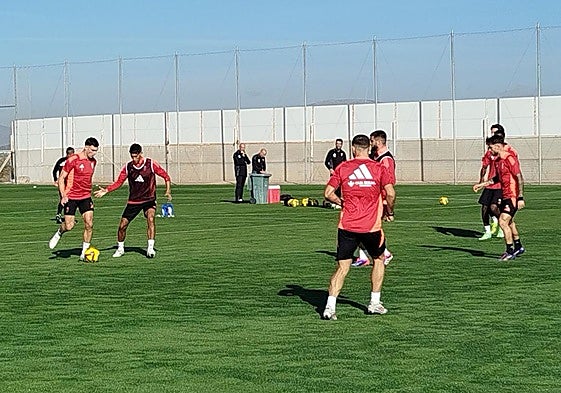Lucas Boyé juega un balón, a la izquierda.