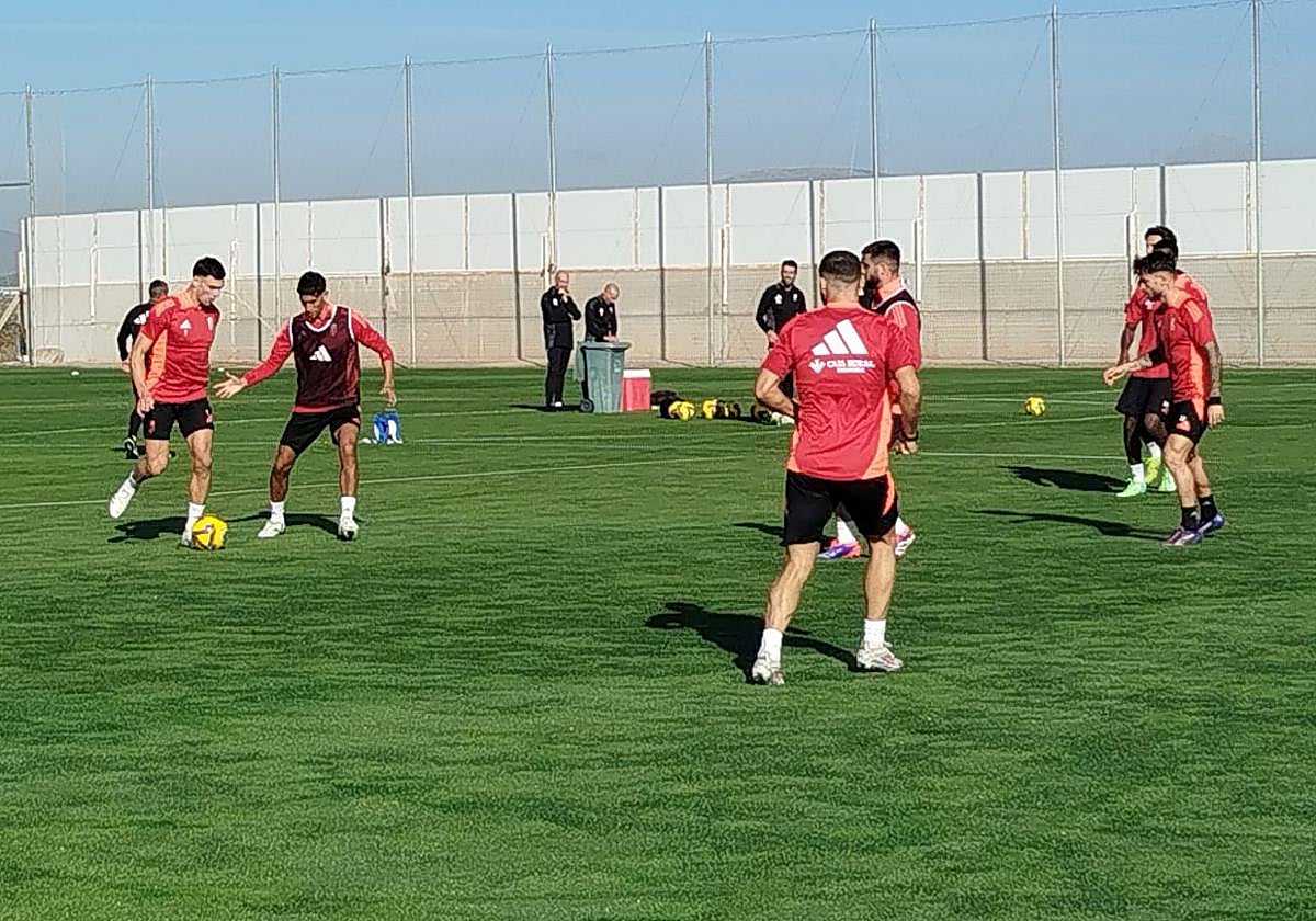 Lucas Boyé juega un balón, a la izquierda.