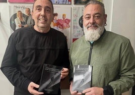 Juan Luis Soria y Hermógenes Patón con un ejemplar del libro 'Conversaciones con mi peluquero'.