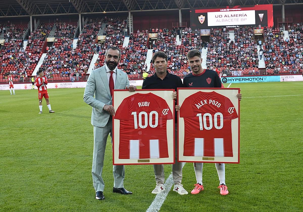 Rubi y Pozo reciben una camiseta conmemorativa para celebrar su partido 100 con la UDA.