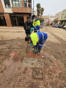 Operarios trabajando en Paiporta.