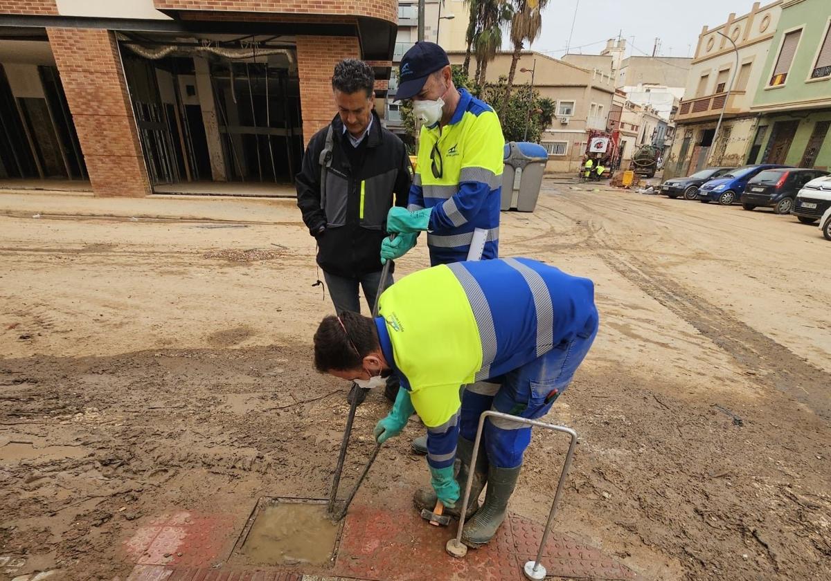 Operarios trabajando en Paiporta.