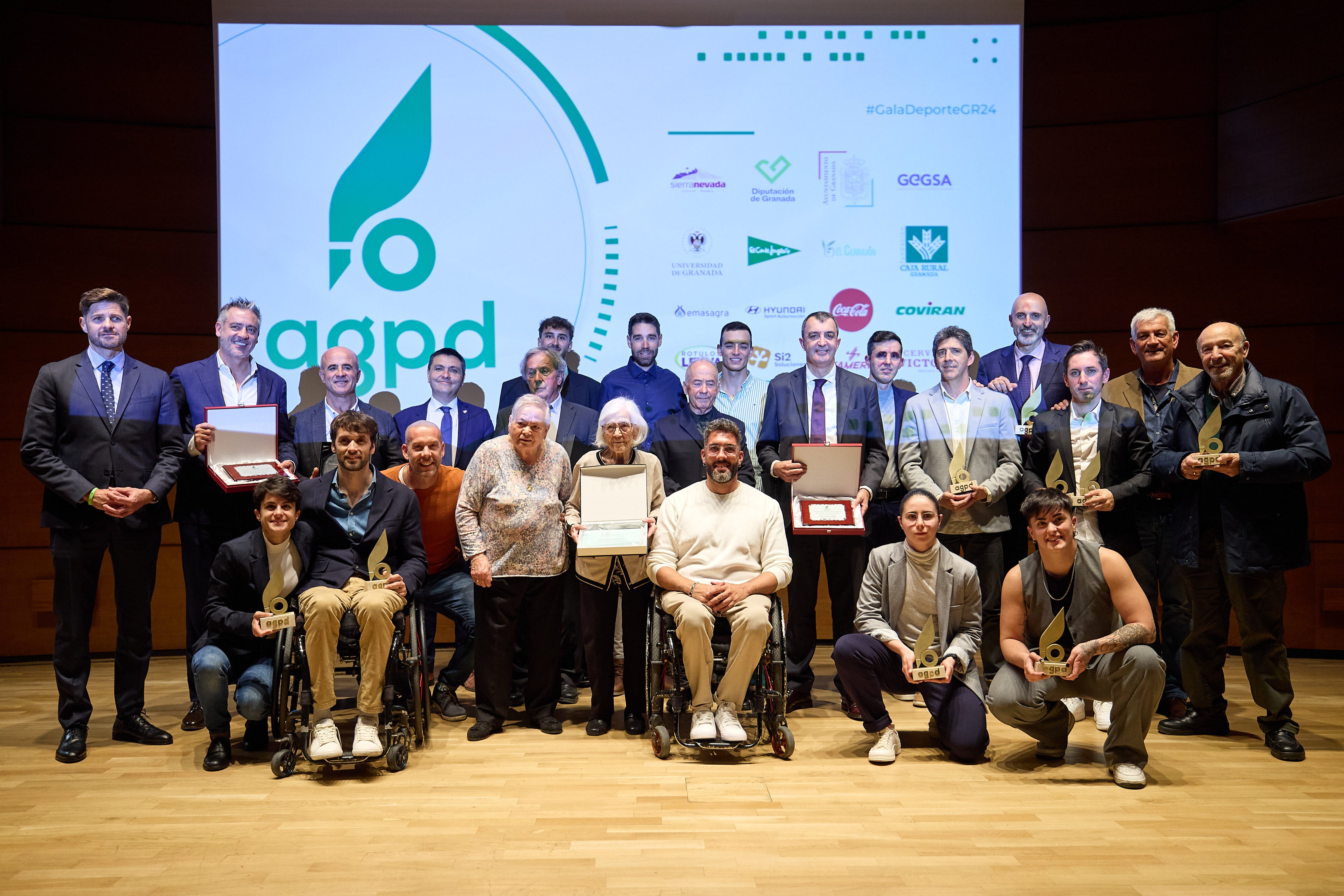 Foto de familia de los premiados en el Auditorio Caja Rural.