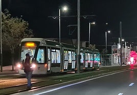 El tranvía, anoche, subiendo hacia la rotonda del Colegio de Procuradores de Jaén.