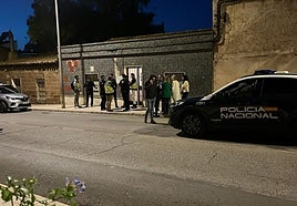 Agentes en la puerta de la casa donde han sucedido los hechos