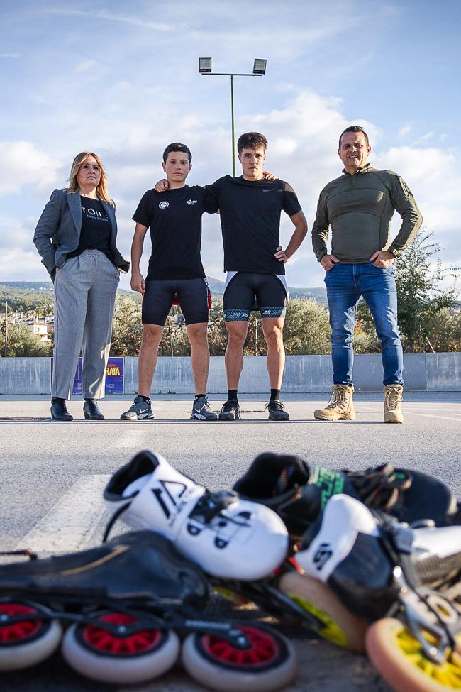 La familia Moya Pérez posa tras un sinfín de patines.