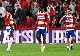 Hongla, Oscar y Ricard conversan durante el derbi contra el Cádiz.