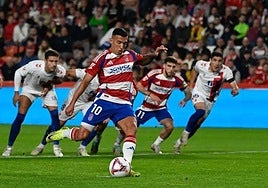 Myrto Uzuni lanza el penalti que marcó al Eldense.