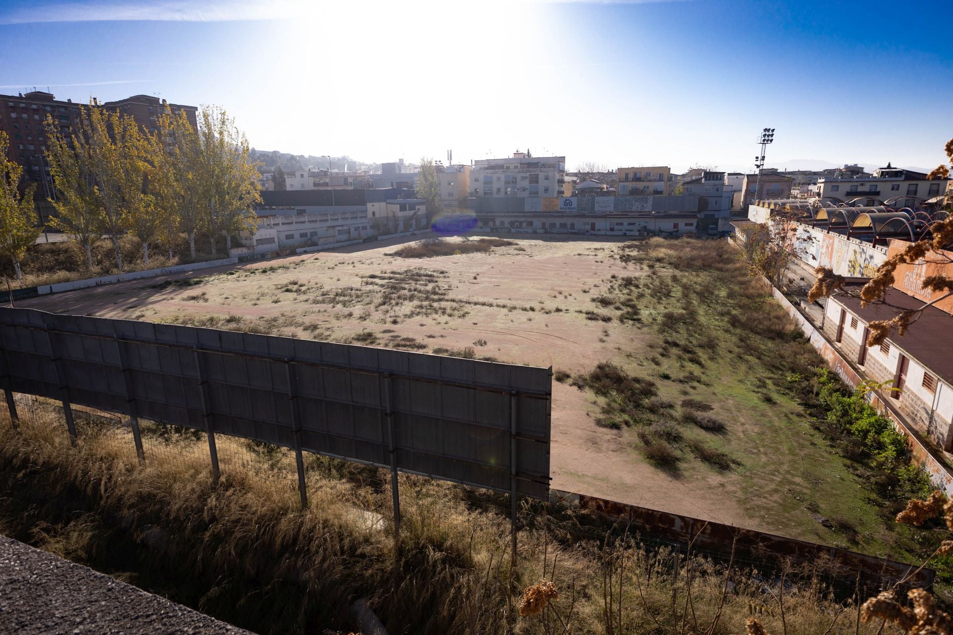 Uno de los antiguos campos de fútbol del Granada 74, en los terrenos de la ciudad deportiva.