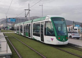 El tranvía de Jaén, en pruebas de verificación, el viernes, por la Carretera de Madrid.