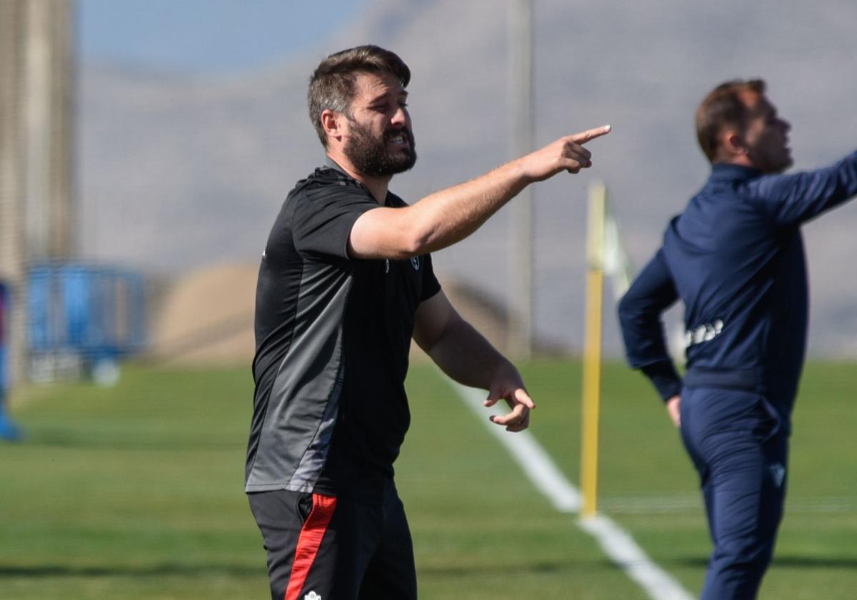 Jon Erice da indicaciones a sus futbolistas durante el partido contra el Cádiz Mirandilla.