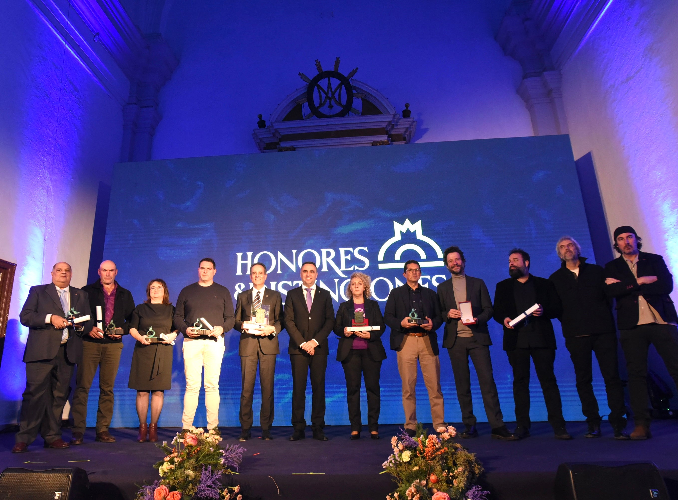 Los distinguidos por la Diputación de Granada posan en el escenario junto al presidente de la institución, Francis Rodríguez.