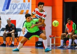 Un futbolista de Sima persigue la pelota en un partido anterior.