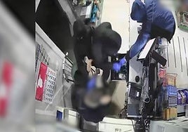 Momento del atraco a la gasolinera de Maracena.