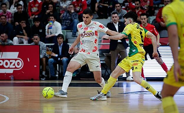 Una acción del encuentro en el Palacio de los Deportes.