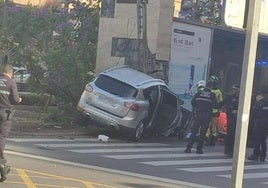 El conductor llegó a derribar un semáforo y una papelera metálica.