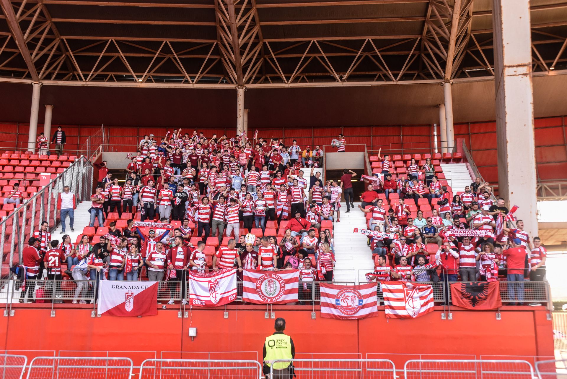 Encuéntrate en la previa y en el estadio en el Almería-Granada