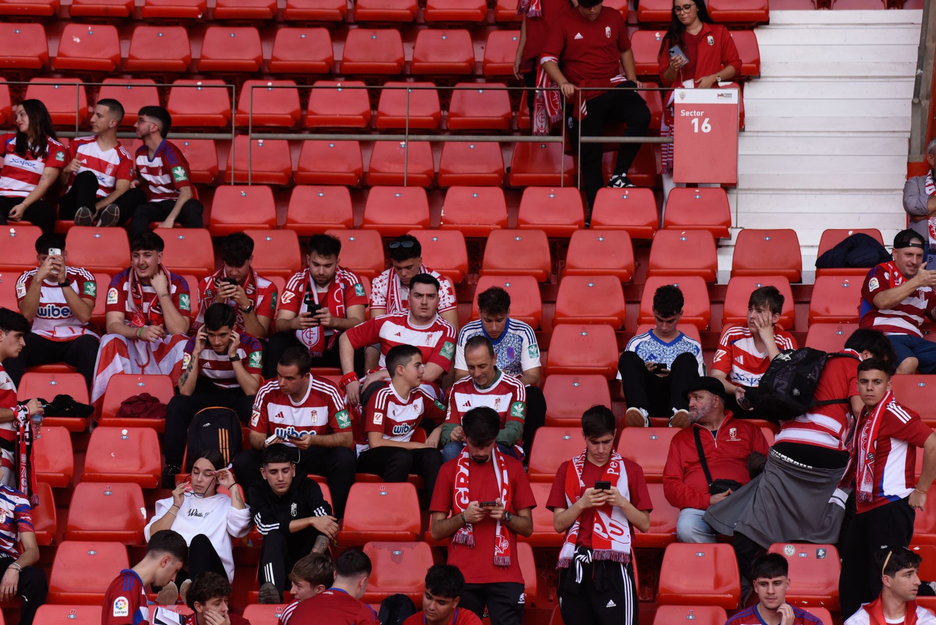 Encuéntrate en la previa y en el estadio en el Almería-Granada