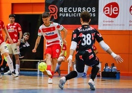 Una ocasión de gol del Sima ante el meta del cuadro murciano.