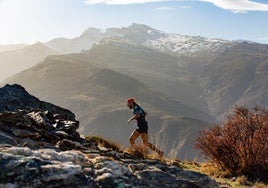 Un corredor de la 'Caras Nortes', con Sierra Nevada al fondo.