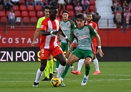Gonzalo Villar presiona a Lopy en Almería.