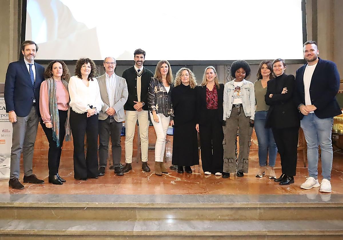 Antonio González, director general de IDEAL; Patricia Puentedura, técnica de Fundación don Bosco; Patricia Maldonado, responsable de Fundación 'la Caixa' Andalucía; Francesc Ventura, responsable de Incorpora; Cecilio Bermúdez, técnico de Fundación Secretariado Gitano; Mónica Palomino, coordinadora de Incorpora Andalucía Oriental; Gloria Lagares, técnica de Cruz Roja; Lola Hurtado, técnica de Inserción de Incorpora; Sherifat Shuaibli, trabajadora de La Mafia; Cristina de la Rosa, gerente de La Mafia; Mª Victoria Cobo, subdirectora de IDEAL y Alejandro García, técnico de Plena Inclusión Andalucía.