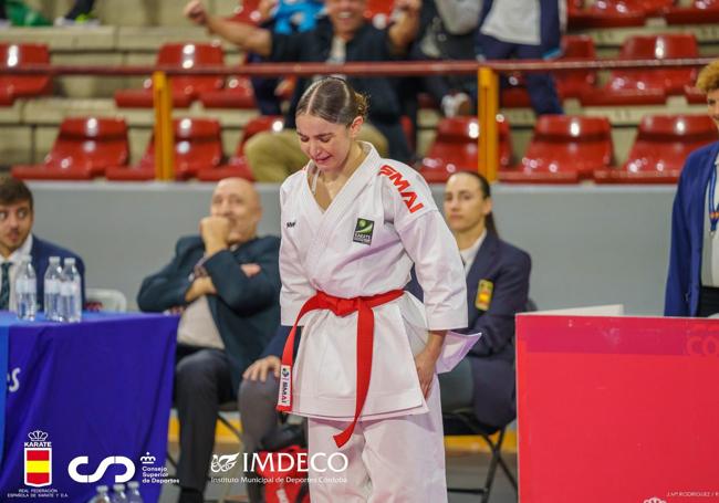 La karateka llora emocionada tras alzarse con el oro.