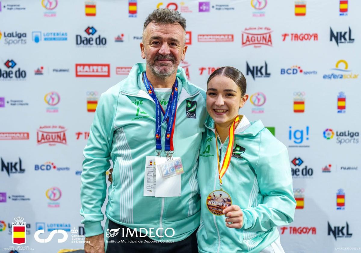 La granadina Abril Angulo posa con la medalla de oro en el Nacional junto a su padre y entrenador.