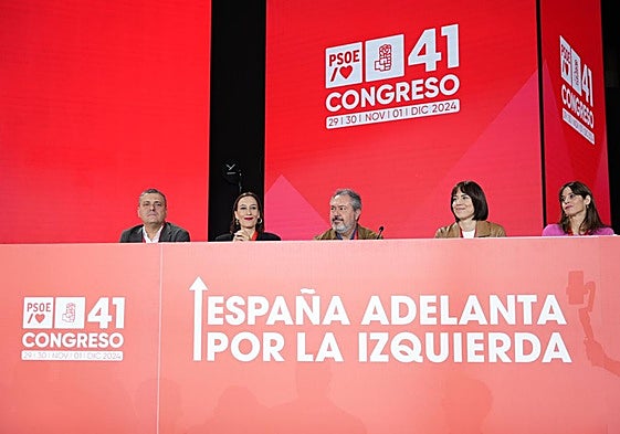 El secretario general del PSOE de Andalucía y portavoz del Grupo Parlamentario Socialista en el Senado, Juan Espadas (c).