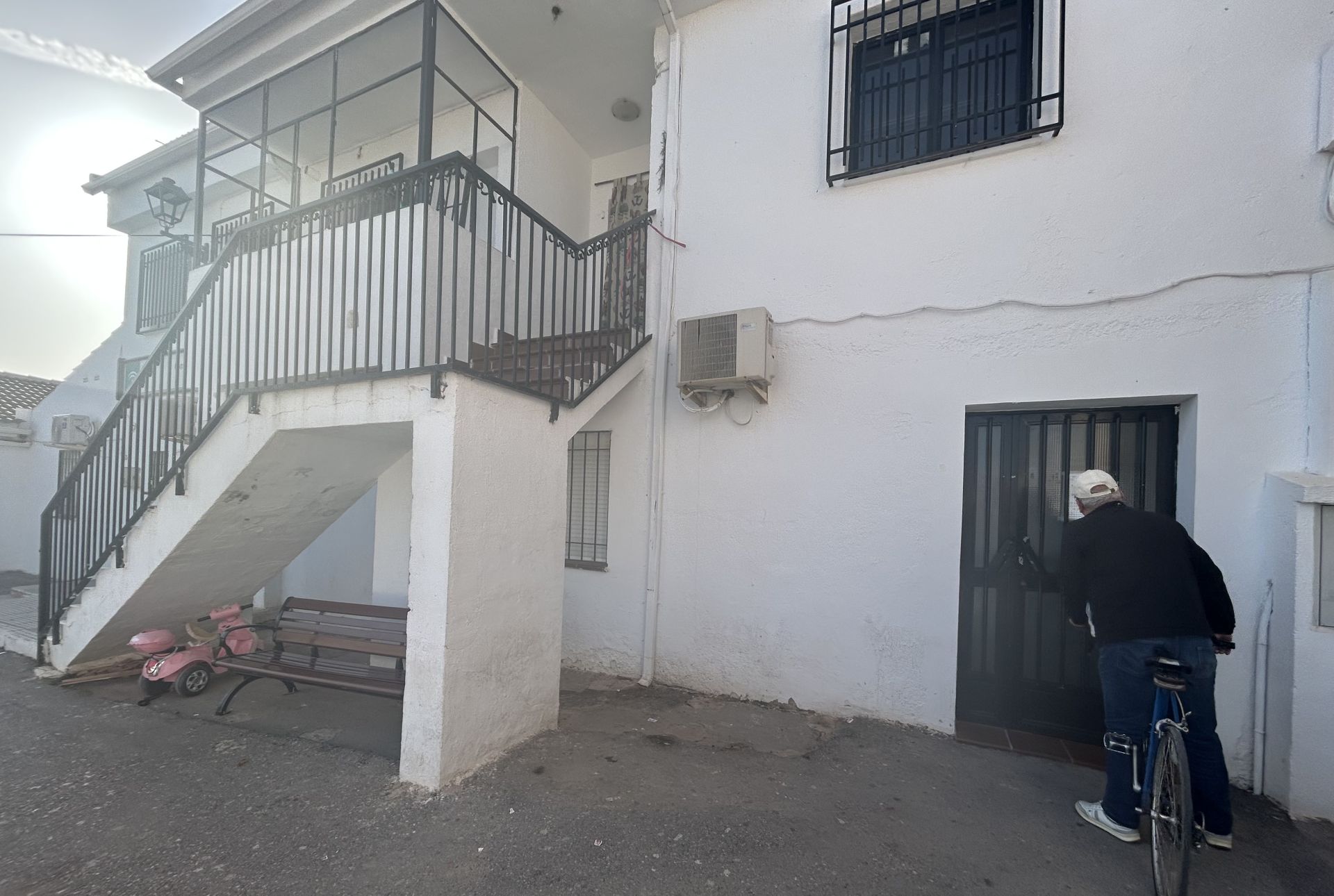 Vecino de Darro que acudió ayer al centro de salud