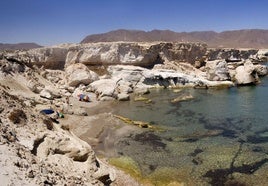 Imagen de archivo de una cala de Los Escullos, en Cabo de Gata.